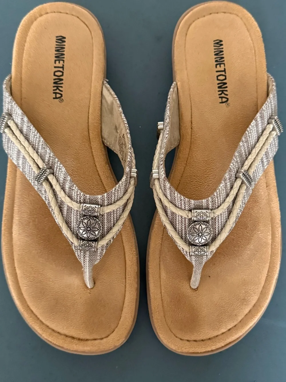 Minnetonka Women’s Silverbay Sandal Beige Gray Striped Thong Sandals Size 9
